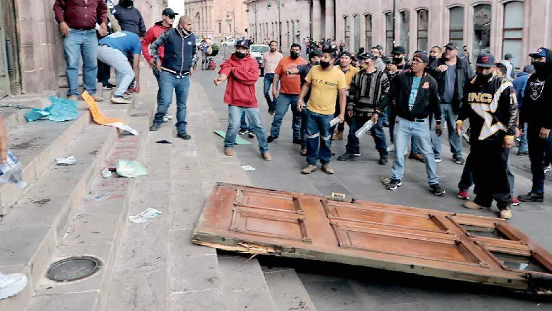 Puerta del teatro Calderón en Zacatecas fue derribada y dañada por trabajadores mineros